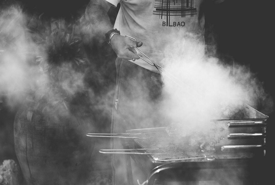 Los purificadores de aire eliminan el humo y sus olores