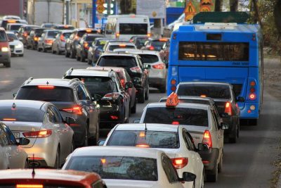 Respirar los contaminantes del aire en medio del tráfico urbano incrementa la posibilidad de ataques al corazón.